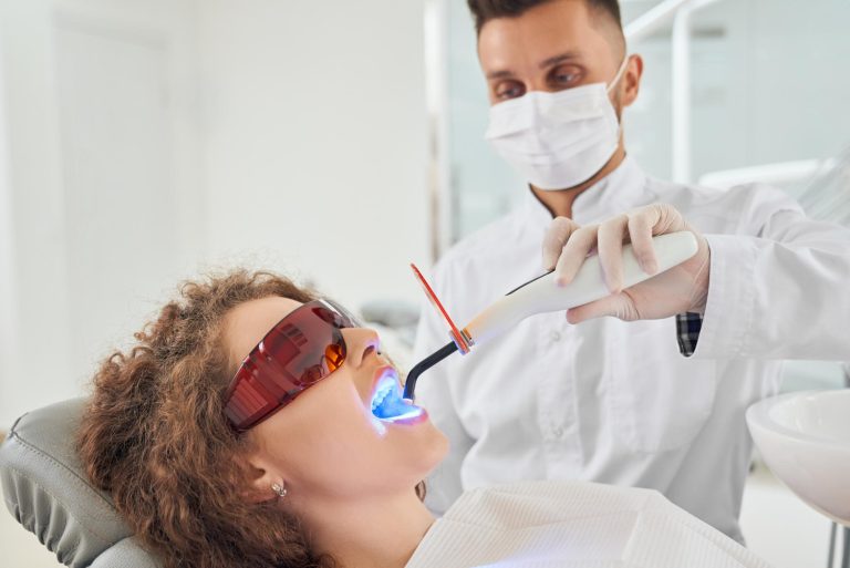 Nuevas tecnologías que hacen el blanqueamiento dental más rápido y eficaz